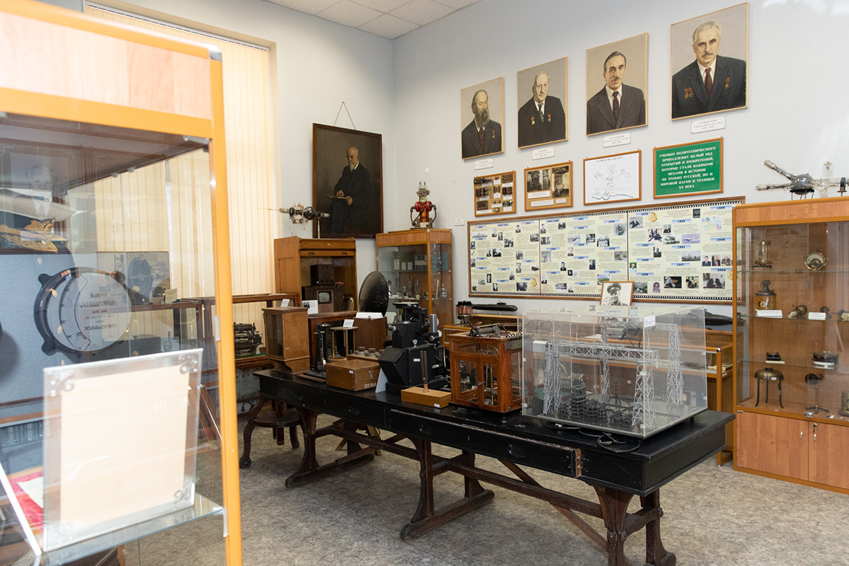 В основных фондах Музейного комплекса СПбПУ хранится более 45 тысяч экспонатов
