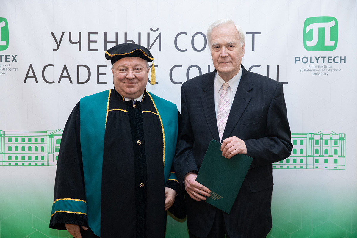 Ректор вручил почетную грамоту профессору В.Н. Боронину 