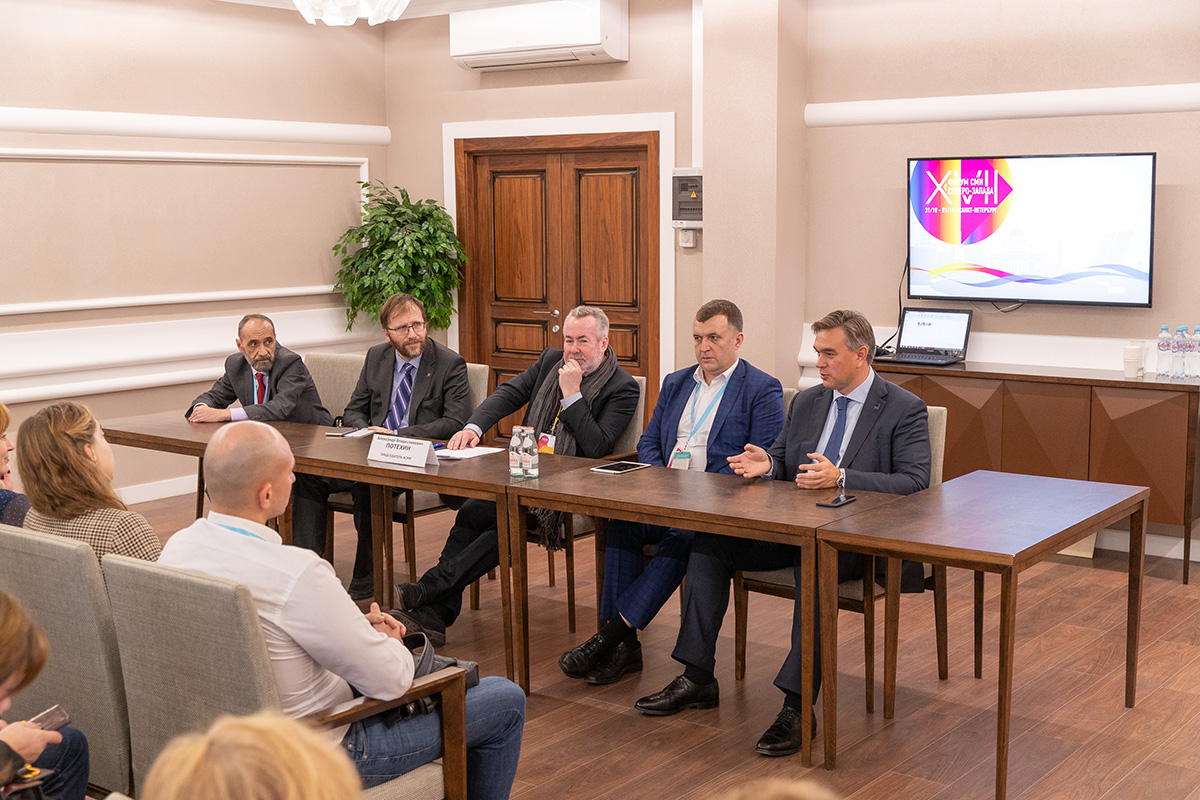 После панельной дискуссии начались профессиональные практикумы по разным информационным направлениям 