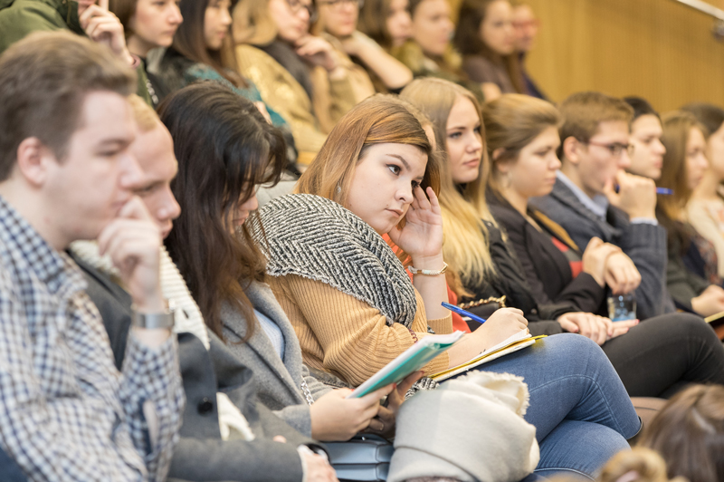 Обсуждение лекции. Лекция для молодежи. Лекция в вузе. Студенты Политеха. Студенты на лекции.