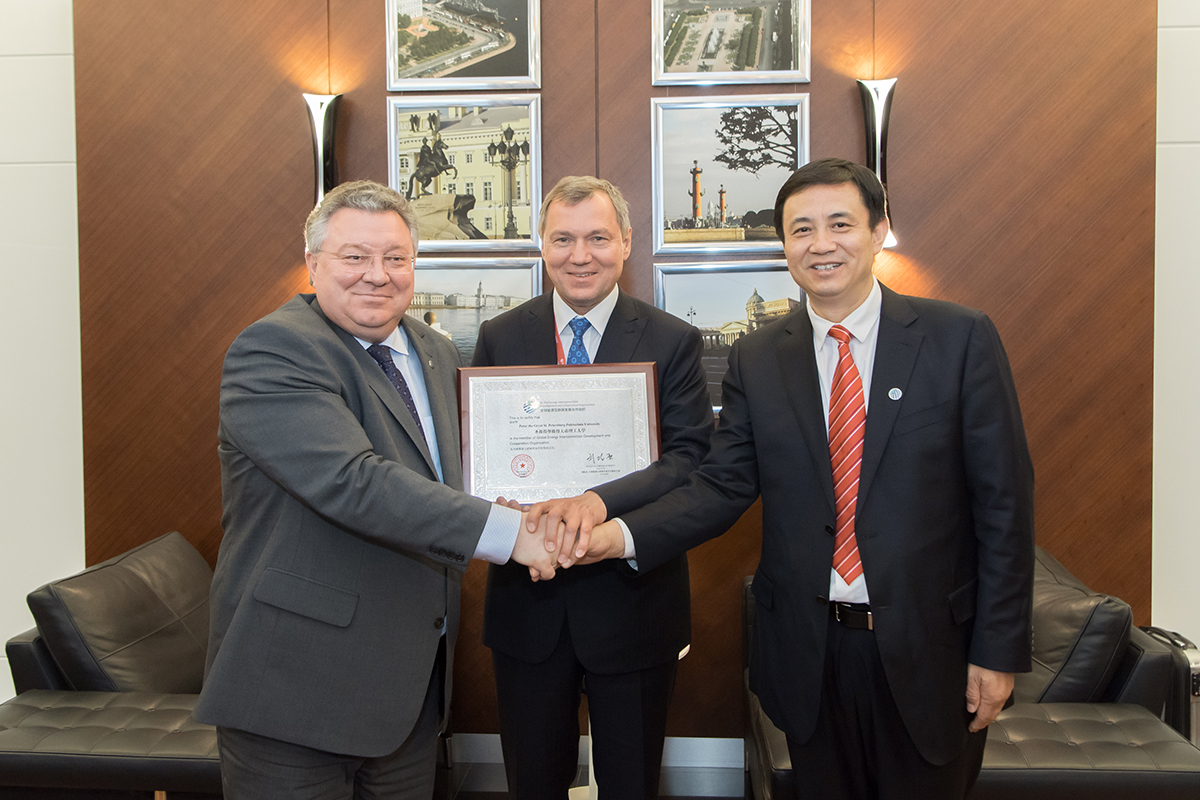 Политехническому университету вручили сертификат о членстве в GEIDCO 