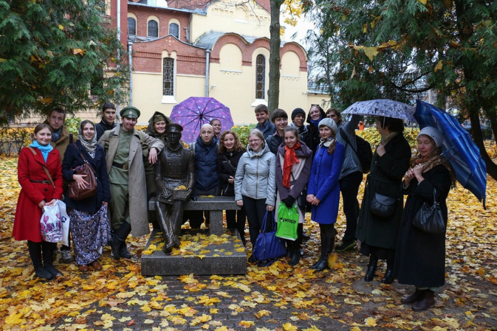 У памятник первому студенту-политехник