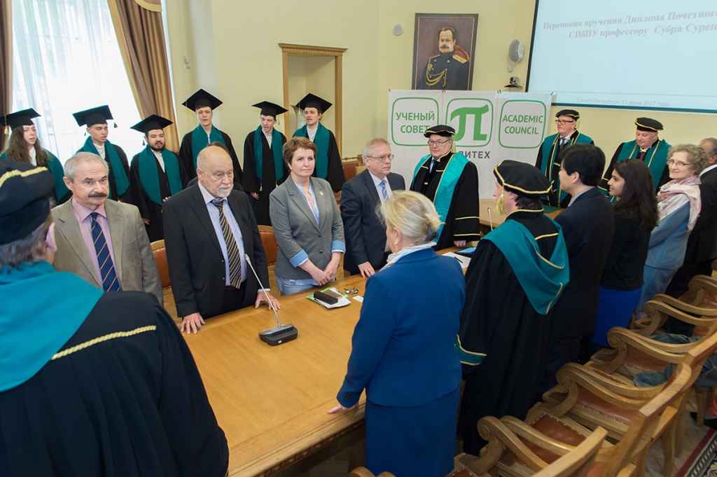 Мантию и диплом Почетного доктора профессору Сурешу вручили в присутствии членов Ученого совета СПбПУ Мантию и диплом Почетного доктора профессору Сурешу вручили в присутствии членов Ученого совета СПбПУ