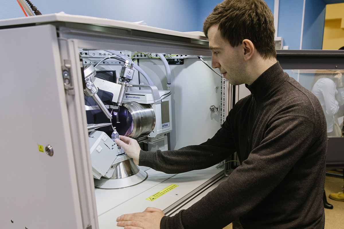 Сотрудник Высшей инженерно-физической школы проводит исследование на лифрактометре