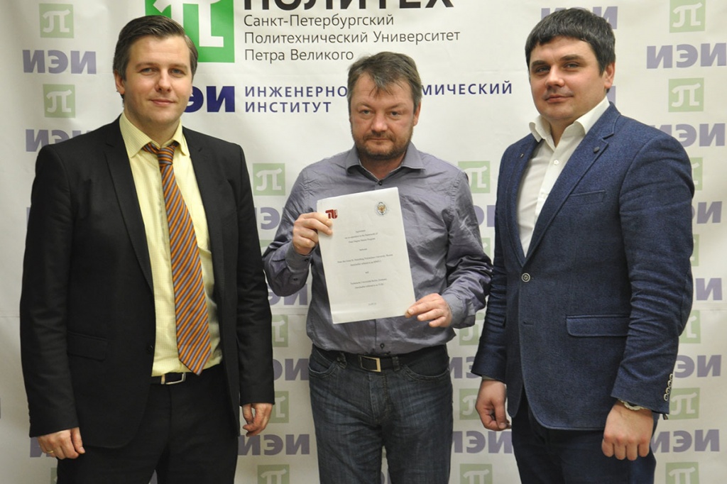 Слева направо - замдиректора ИЭИ по международной деятельности В.В. Щеголев, профессор Ян Кратцер, завкафедрой предпринимательства ИЭИ Д.А. Гаранин Слева направо - замдиректора ИЭИ по международной деятельности В.В. Щеголев, профессор Ян Кратцер, завкафедрой предпринимательства ИЭИ Д.А. Гаранин