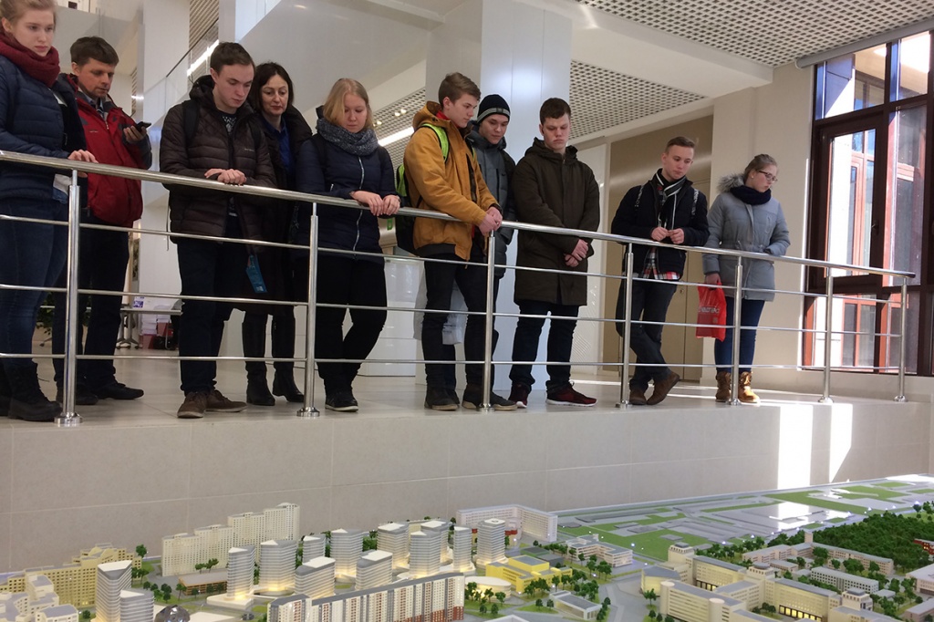 Ребята знакомятся с моделью развития СПбПУ в Научно-исследовательском корпусе Ребята знакомятся с моделью развития СПбПУ в Научно-исследовательском корпусе