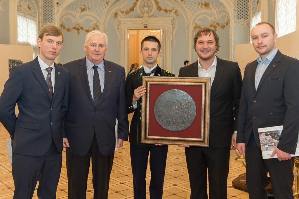 Строительная компания ПолитехГеоИнжиниринг, созданная тремя выпускниками СПбПУ, передает факсимильную копию медали начала XVIII века президенту СПбПУ М.П. Федорову Строительная компания ПолитехГеоИнжиниринг, созданная тремя выпускниками СПбПУ, передает факсимильную копию медали начала XVIII века президенту СПбПУ М.П. Федорову