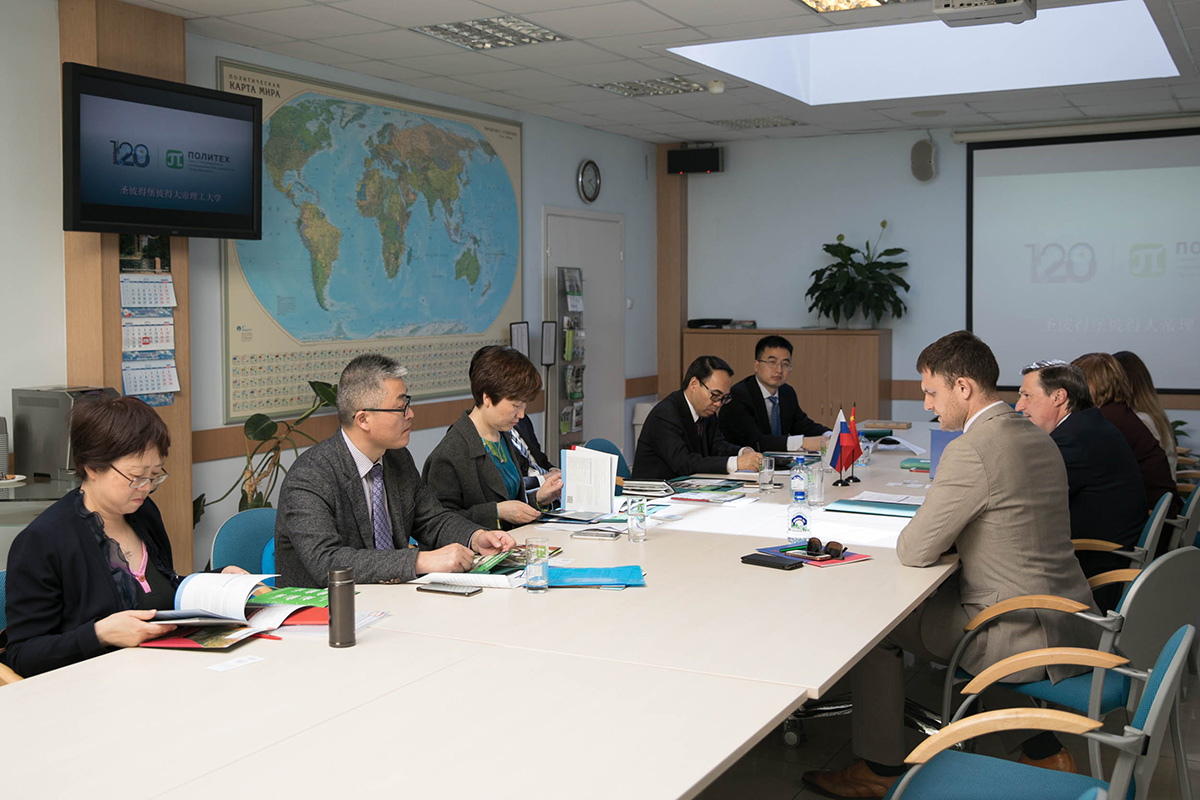 Члены делегации встретились с проректором по международной деятельности Дмитрием Арсеньевым 