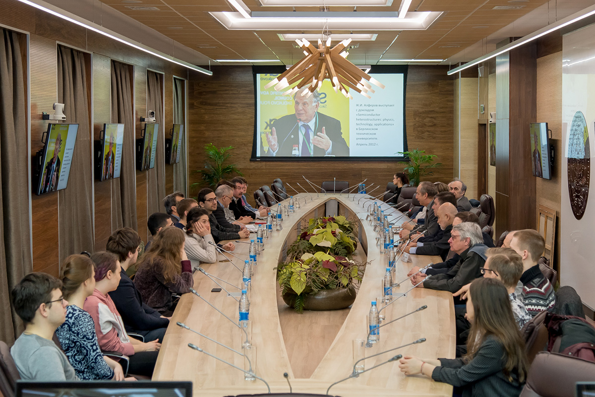В ИФНиТ прошла сессия, посвященная памяти Нобелевского лауреата академика РАН Жореса Ивановича Алфёрова 