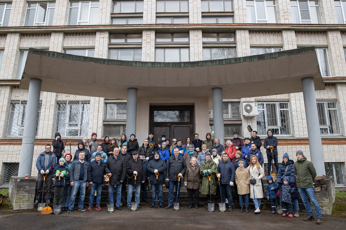 Политех вместе с Комитетом по науке и высшей школе провели субботник и присоединились к акции «Сад памяти»