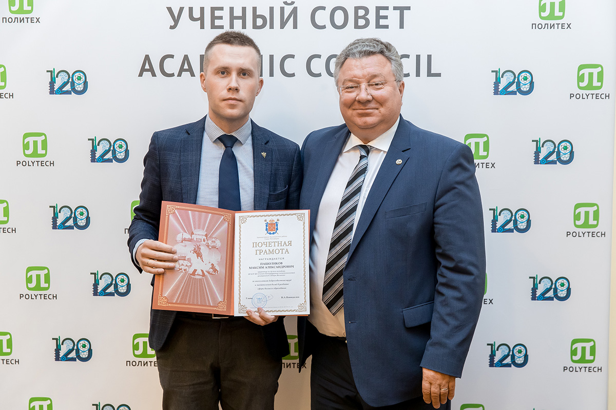 Почетной грамоты Администрации Калининского района был удостоен Максим Пашоликов