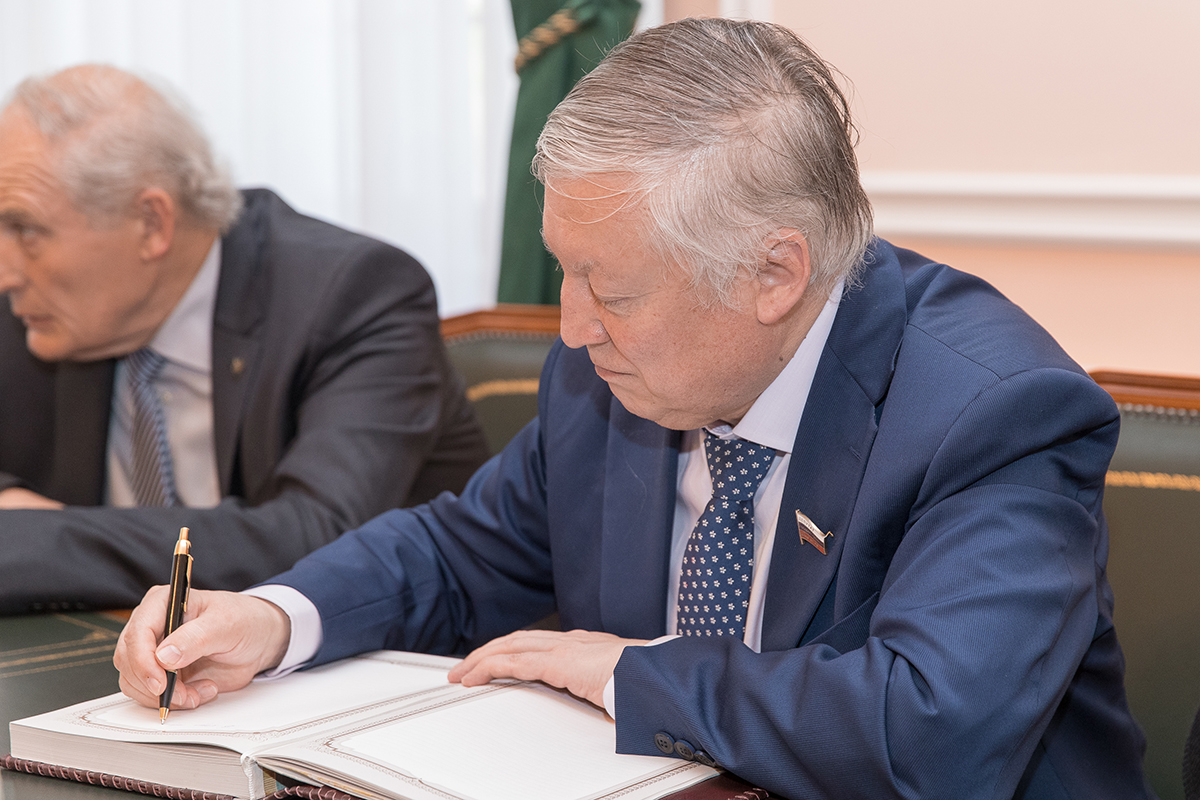 Анатолий КАРПОВ оставил памятную запись в книге почетных гостей СПбПУ Анатолий КАРПОВ оставил памятную запись в книге почетных гостей СПбПУ