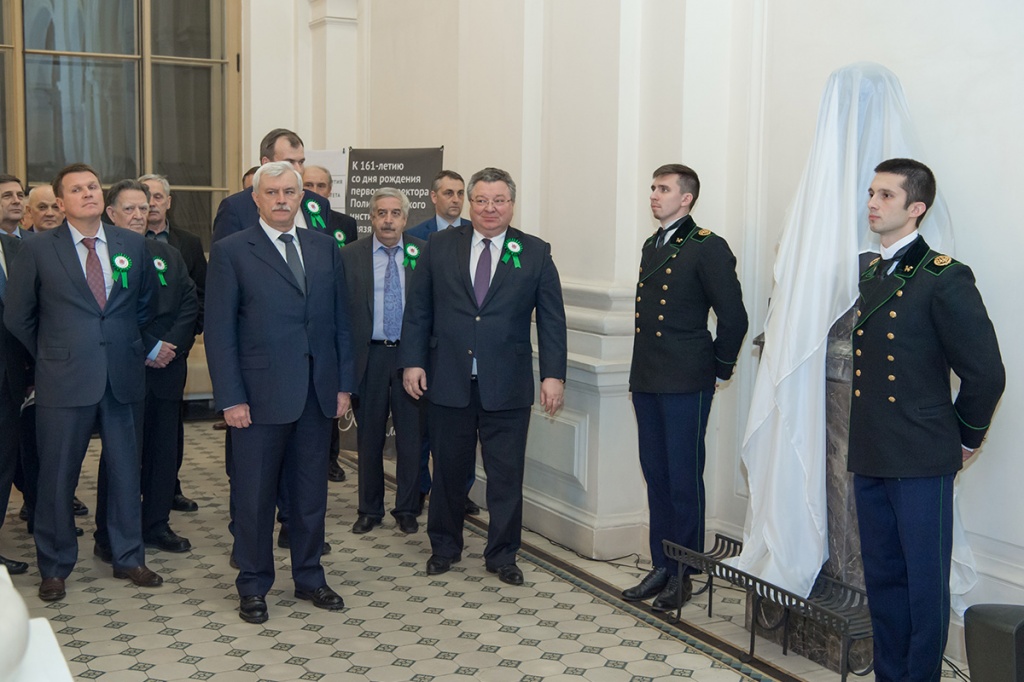 В Политехе открыли памятник первому директору вуза - князю А.Г. Гагарину В Политехе открыли памятник первому директору вуза - князю А.Г. Гагарину