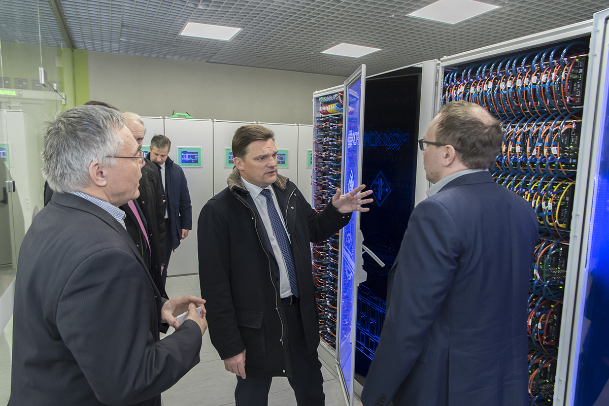 Николай Подгузов ознакомился с мощностями суперкомпьютера Николай Подгузов ознакомился с мощностями суперкомпьютера