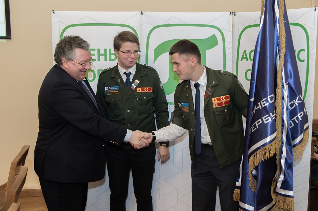 Ректор поздравляет Михаила ОЖЕГОВА, который недавно стал командиром Штаба Политехнического университета