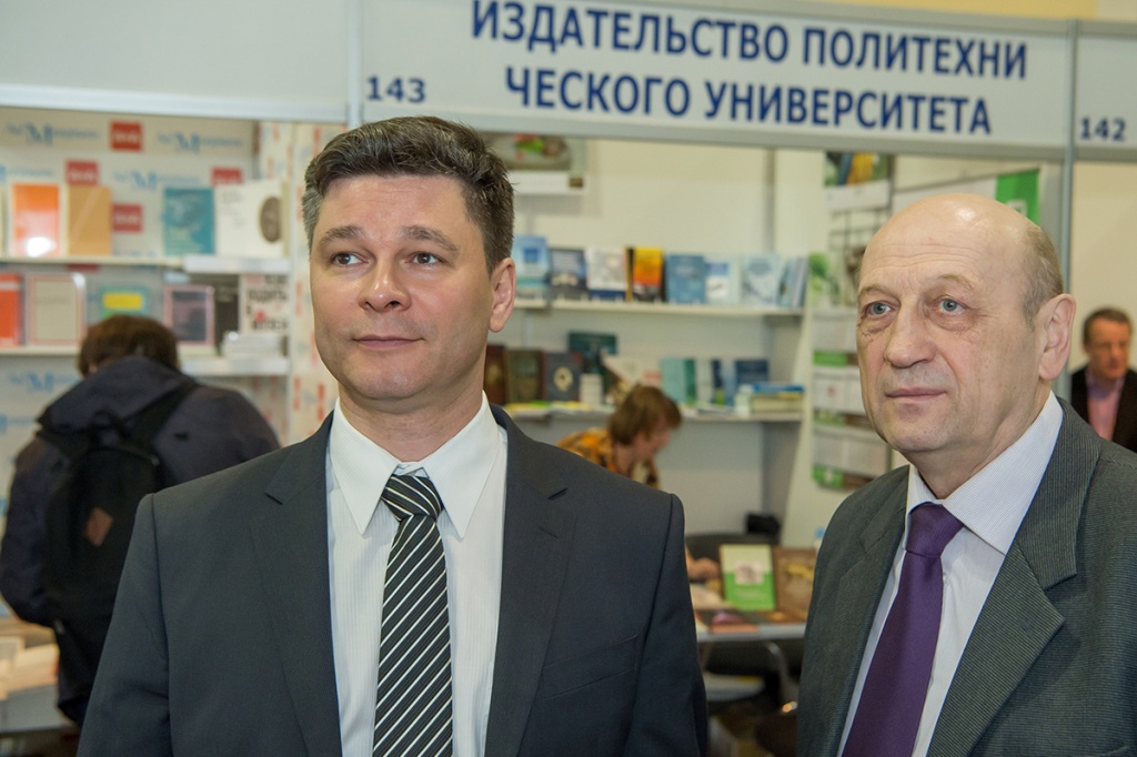Директор ИПЦ СПбПУ Е.С. Алимов на фото слева