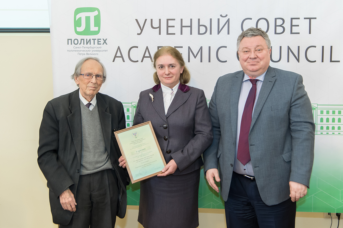 Победители конкурса учебных и научных изданий. На фото слева направо: Д.А. Варшалович, Е.В. Орленко, А.И. Рудской Победители конкурса учебных и научных изданий. На фото слева направо: Д.А. Варшалович, Е.В. Орленко, А.И. Рудской