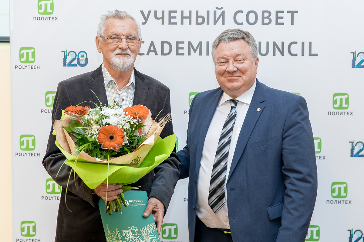 Петр Родный получил почетную грамоту за 50 лет добросовестной работы в университете