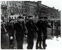 Студенческий отряд ЛПИ на занятияхпо военному делу.1943