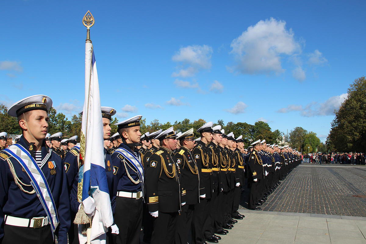 Церемония посвящения в кадеты прошла на Якорной площади в Кронштадте 