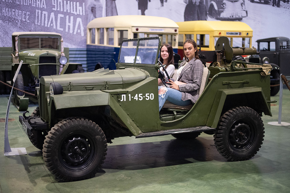 Отдельного внимания заслуживает выставка автомобилей Отдельного внимания заслуживает выставка автомобилей