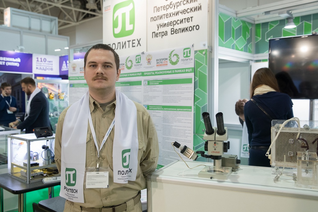 Разработку кафедры Интегральная электроника ИФНиТ представил аспирант И.А. Румянцев Разработку кафедры Интегральная электроника ИФНиТ представил аспирант И.А. Румянцев
