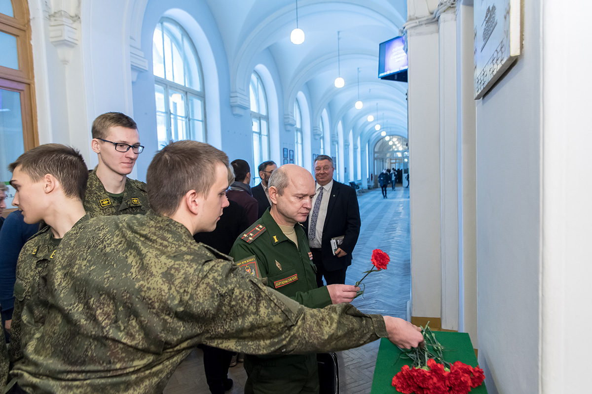 Политехники возложили цветы к мемориальной доске Михаила Ильича Кошкина 