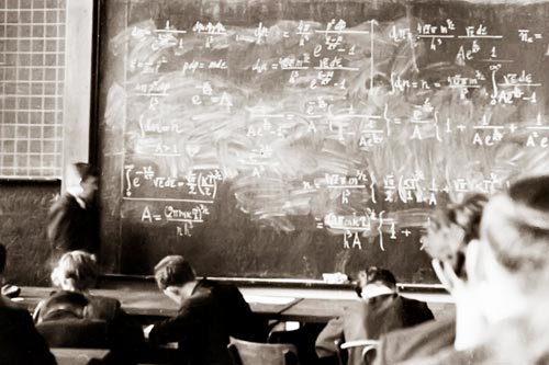 1951 год. Второй курс физмеха. До «секретности» еще целый год, а потому снимать на лекции еще можно. ФОТО из архива Владимира Чеснокова 1951 год. Второй курс физмеха. До «секретности» еще целый год, а потому снимать на лекции еще можно. ФОТО из архива Владимира Чеснокова
