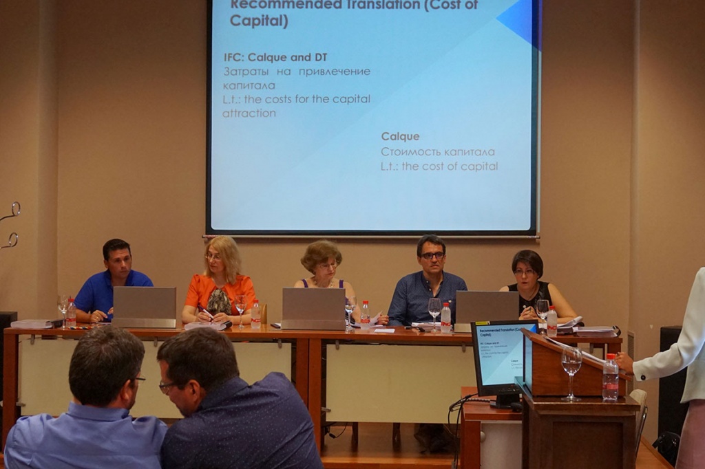 Баранова (на фото за столом - вторая слева) успешно провела оппонирование на защите диссертации в Университете Гранады