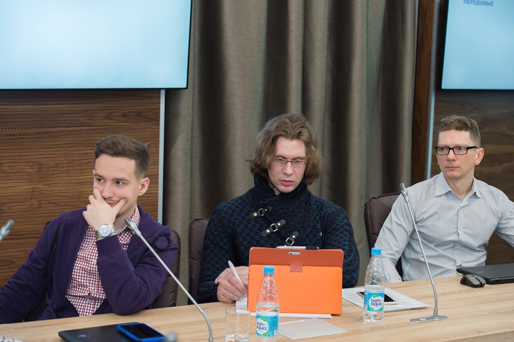Алексей КОЛЫЧЕВ (на фото - в центре) представил проект Термоэмиссионные турбины Алексей КОЛЫЧЕВ (на фото - в центре) представил проект Термоэмиссионные турбины