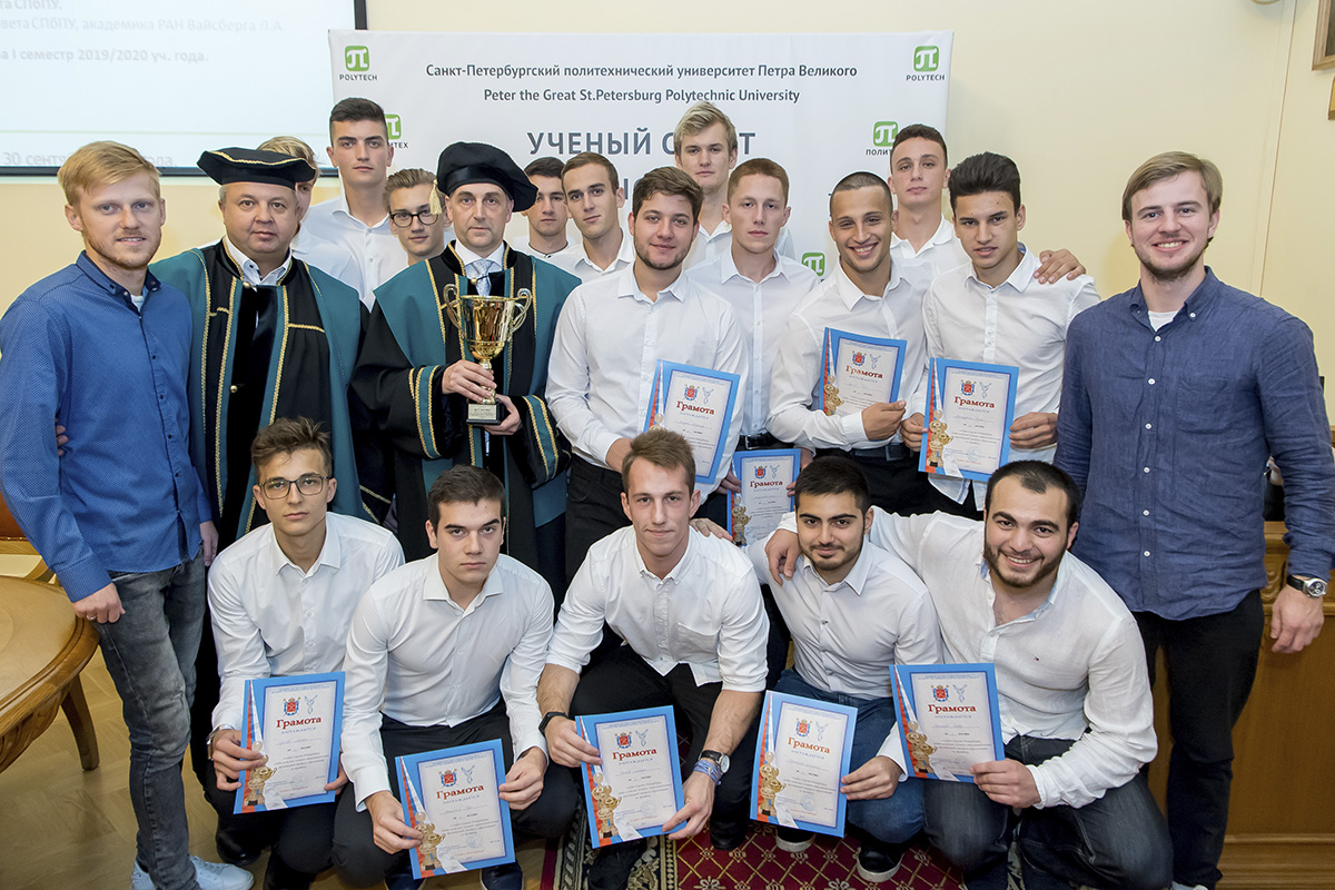 Сборную команду СПбПУ по футболу наградили за 1-е место в Кубке вузов Санкт-Петербурга 