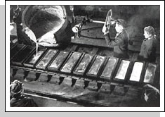Розлив алюминия по формам наВолховском алюминиевом заводе. 1946