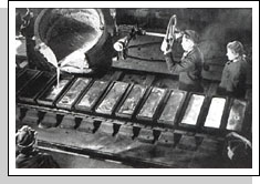 Розлив алюминия по формам наВолховском алюминиевом заводе. 1946 Розлив алюминия по формам наВолховском алюминиевом заводе. 1946