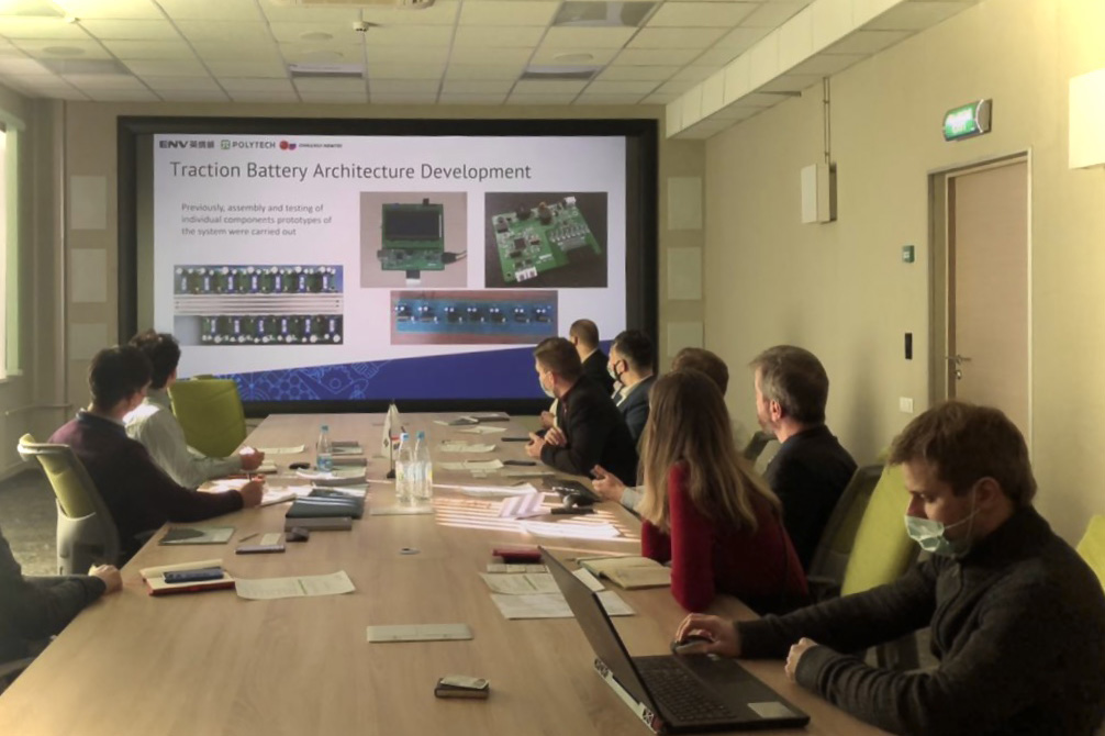 Гостей ознакомили с наработками коллектива ИММиТ в области создания литий-ионных аккумуляторов для электротранспорта