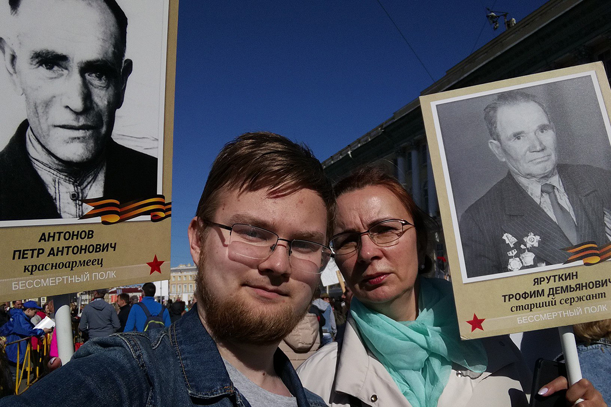 Студент-первокурсник ИПМЭиТ Василий Алексеев принес портреты своих обоих прадедов 
