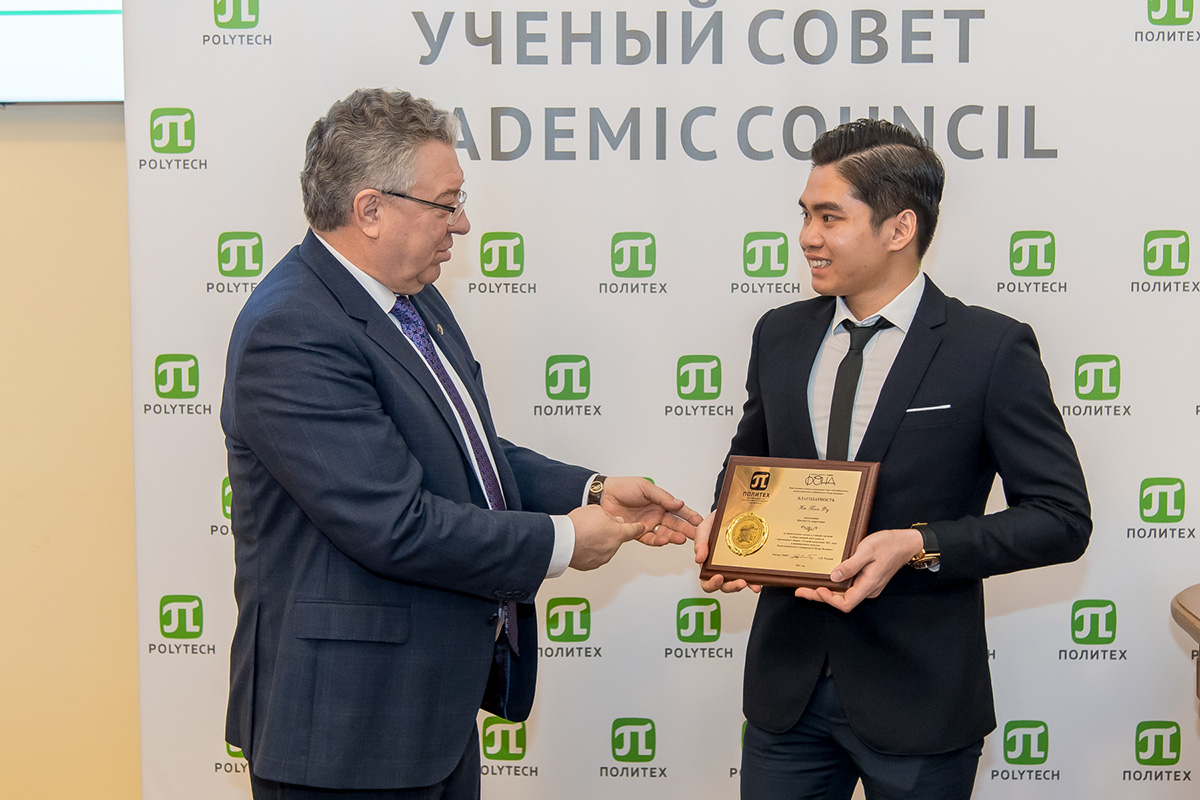 Ректор СПбПУ Андрей Рудской поздравляет выпускника Нго Тан Фу с блестящим окончанием университета Ректор СПбПУ Андрей Рудской поздравляет выпускника Нго Тан Фу с блестящим окончанием университета