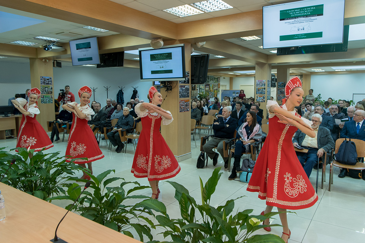 Танец «Ярмарка» в исполнении воспитанниц Дома творчества молодежи Приморского района 