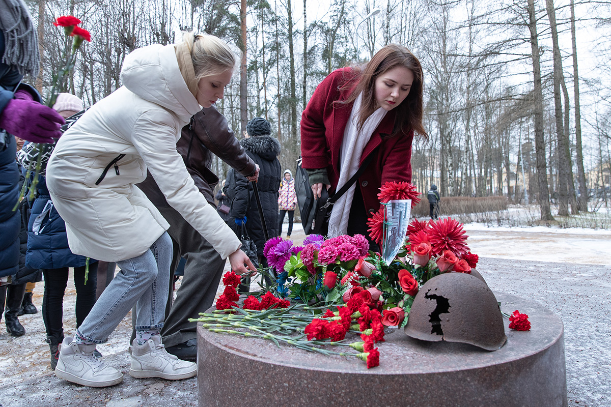 Митинг закончился возложением цветов к Памятнику погибшим политехникам 
