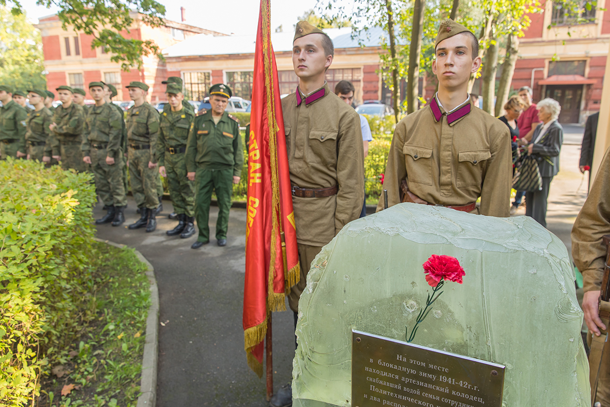 У Колодца жизни прошел митинг памяти жертв блокады Ленинграда 