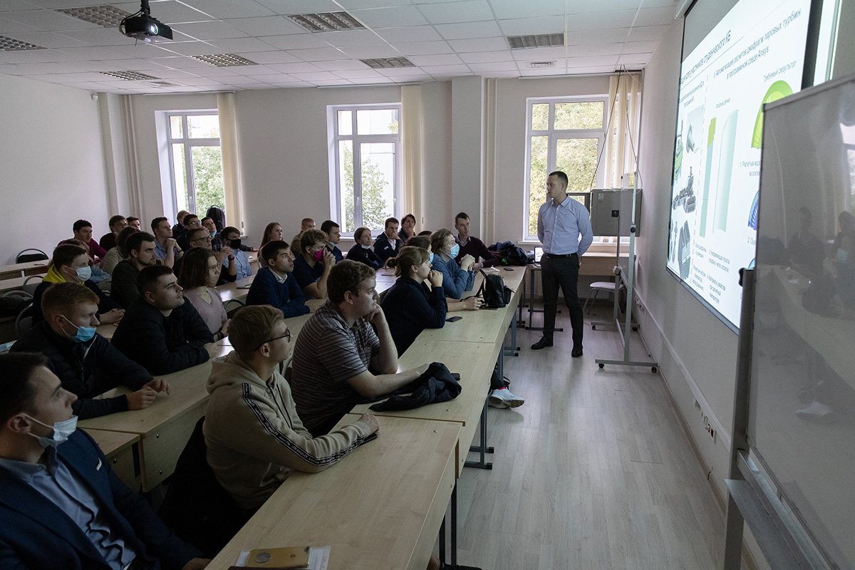 После выступления представителей «Силовых машин» студенты были приглашены работать по командам 