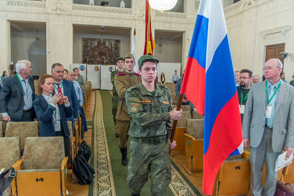 Началась конференция с торжественного внесения исторического знамени и герба СПбПУ, а также знамени России