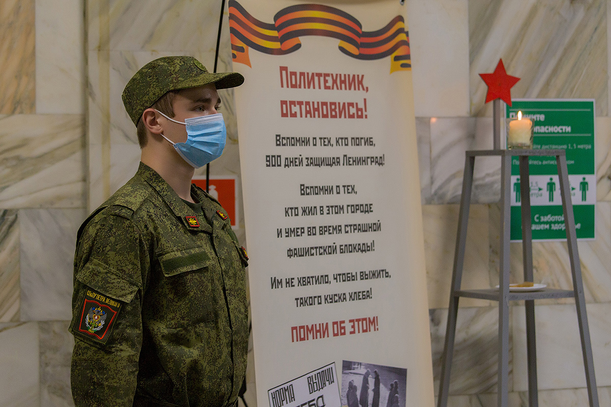 Зажжённые свечи и кусочек блокадного хлеба – акцией «Вахта памяти» политехники каждый год отдают дань памяти жертвам блокады Ленинграда Зажжённые свечи и кусочек блокадного хлеба – акцией «Вахта памяти» политехники каждый год отдают дань памяти жертвам блокады Ленинграда