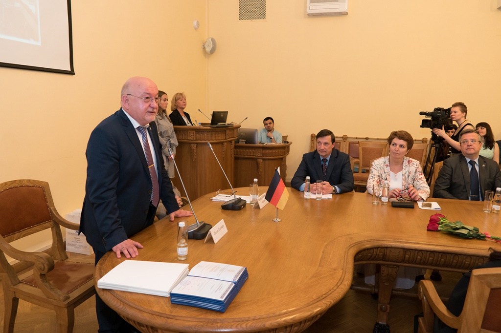 Со словами благодарности выпускникам выступил президент Университета прикладных наук Вильдау Ласло Унгвари Со словами благодарности выпускникам выступил президент Университета прикладных наук Вильдау Ласло Унгвари