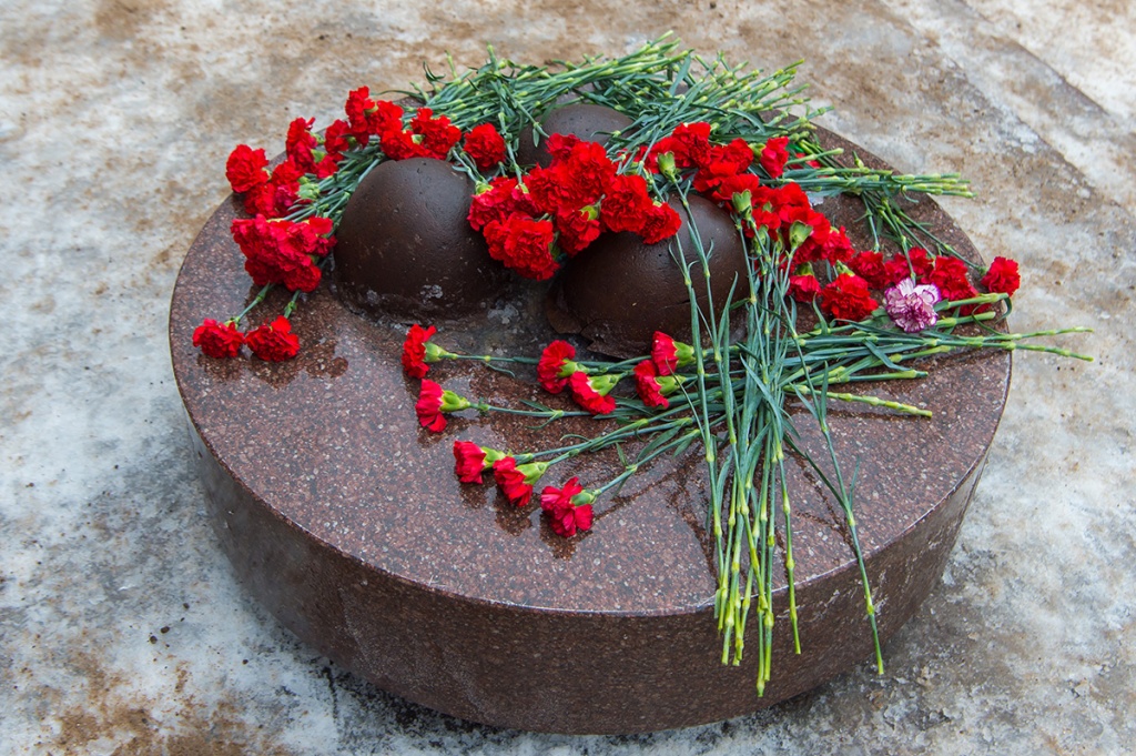 Памятная акция завершилась минутой молчания и возложением цветов к Памятнику погибшим политехникам