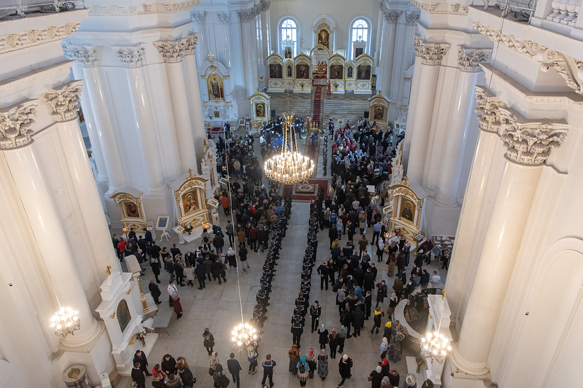 В честь праздников в Смольном соборе состоялись Божественная литургия и молебен 