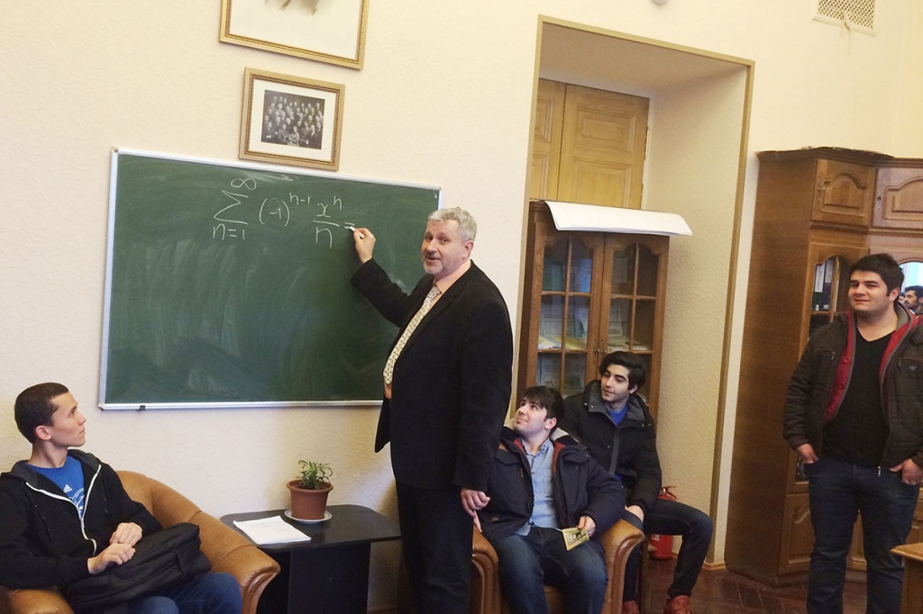 В.В. Краснощеков объясняет студентам материал по математике