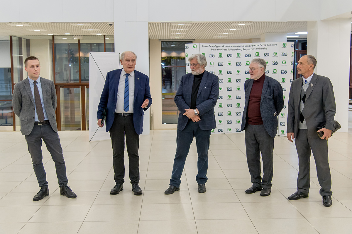 Александр Кобышев приветствует участников на открытии выставки «Эпоха шестого солнца» Александр Кобышев приветствует участников на открытии выставки «Эпоха шестого солнца»
