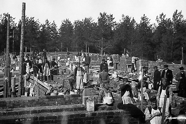Расчистка участка, подготовка фундаментов и кладка стен. 1900-1904 Расчистка участка, подготовка фундаментов и кладка стен. 1900-1904
