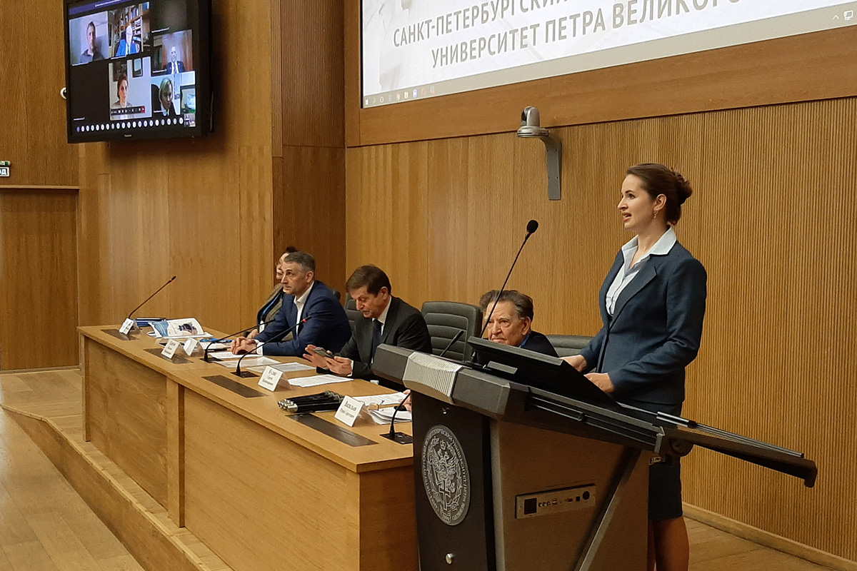 Заместитель председателя комитета Санкт-Петербурга по делам Арктики Анна Булатова выступила на пленарном заседании 