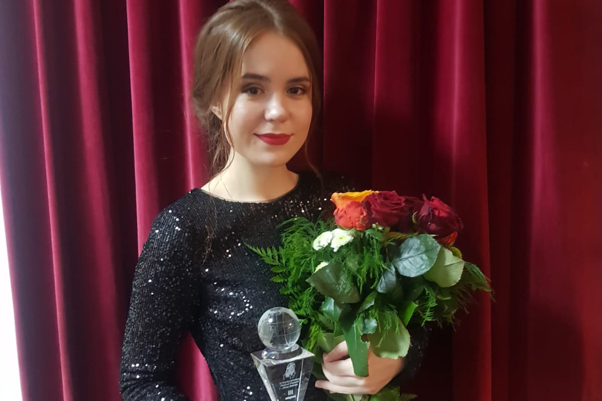 Студентка 3 курса ИЭ Екатерина ЛАВРЕНТЬЕВА стала лауреатом песенного конкурса 